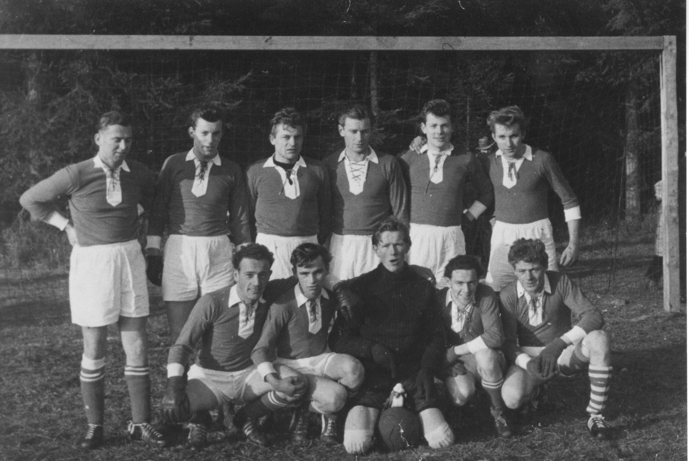 Die Namen der Spieler der Mannschaft von 1959 von links oben: Robert Helma, Philipp Spiel, Hans Langer, Alfred Fridgen, Anton Schwaiger, Sepp Huber und von links unten: Paul Stocker, Anton Schall, Konrad Benstetter, Hans Stocker und Anton Wagner Image